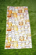 Toalla con diseño de gatos en tonos tierra, beige y blanco sobre fondo claro.