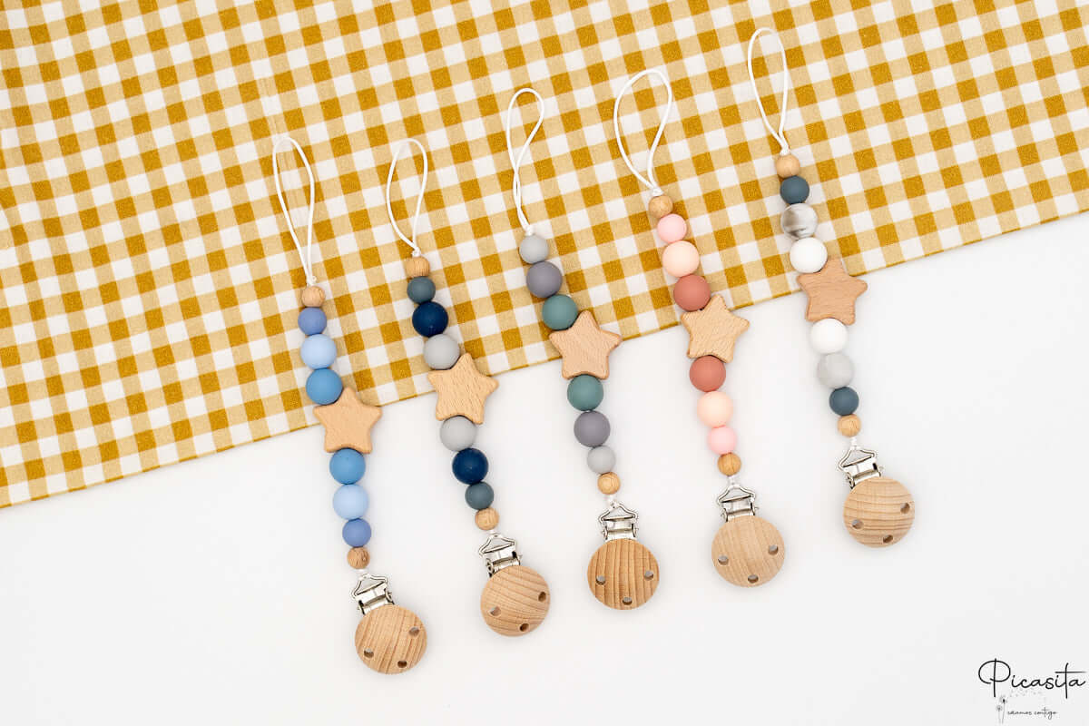 Chupeteros personalizados de madera y silicona con el nombre del bebé grabado en el clip