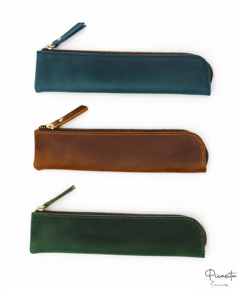 Plumier portalápices personalizado de diseño minimalista en polipiel mate sobre un escritorio elegante