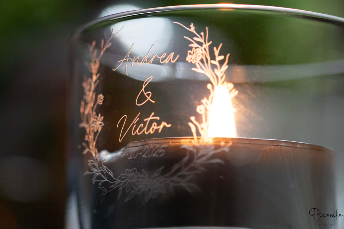 Portavelas de cristal personalizado mediano grabado con diseño exclusivo para eventos y decoración de hogar.