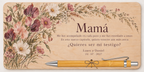Farbig bedruckte Platte mit Wildblumen, dem Text Mamá und Bambus-Kugelschreiber