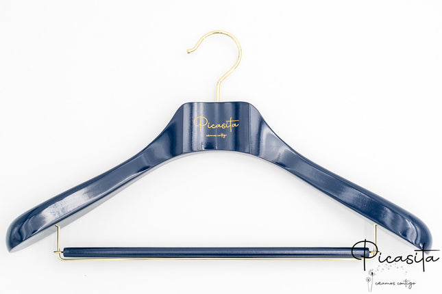 Bunte Kleiderbügel für Boutique