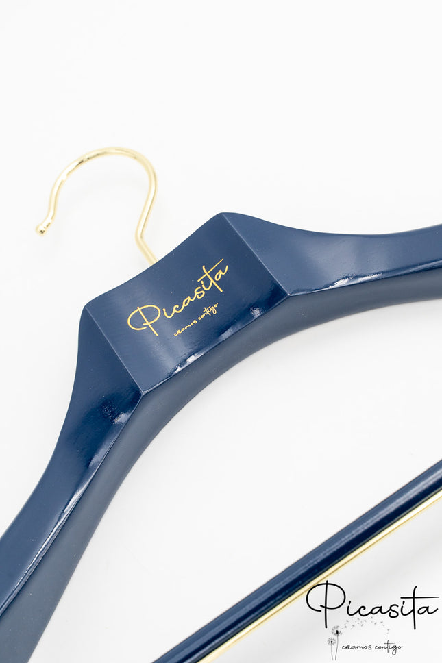 Bunte Kleiderbügel für Boutique