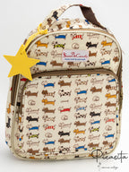 Mochila color crema con patrón de gatos de colores y charm amarillo colgante.