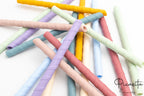 Grupo de pajitas de silicona de colores pastel con textura en espiral.