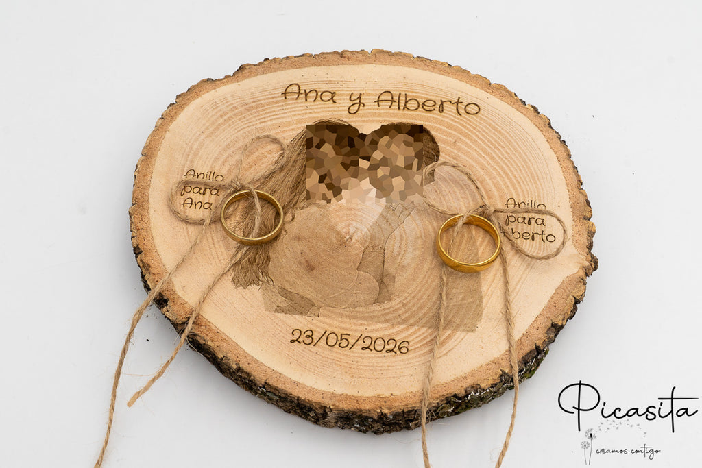 Personalisierter Ringträger aus Naturholz