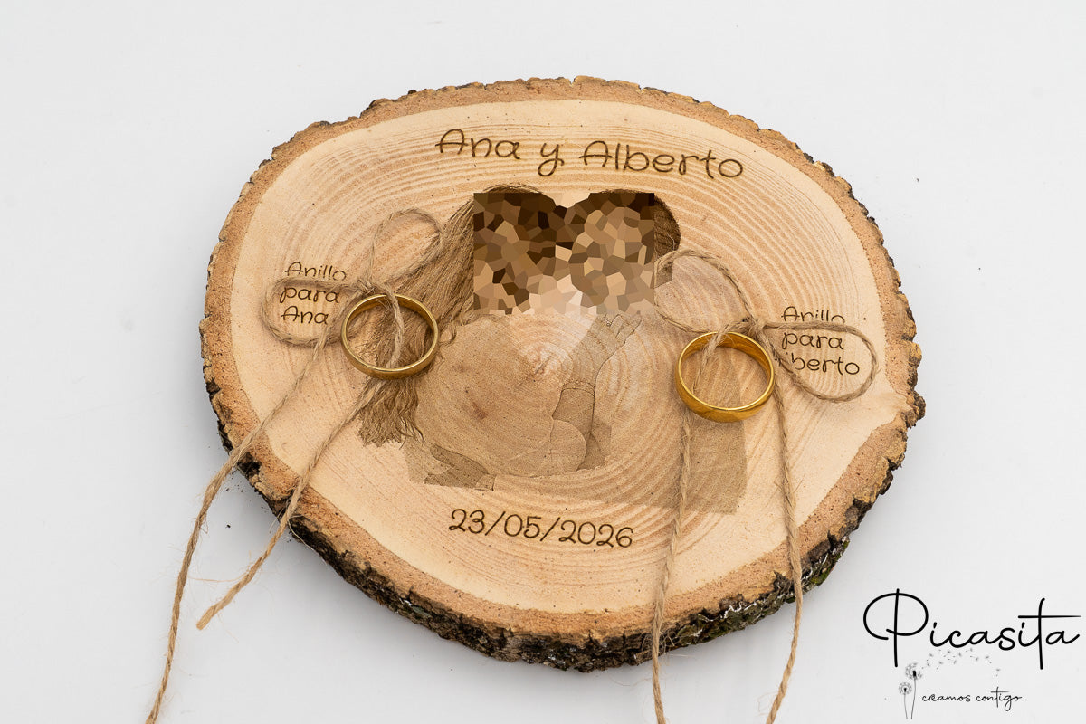 Personalisierter Ringträger aus Naturholz
