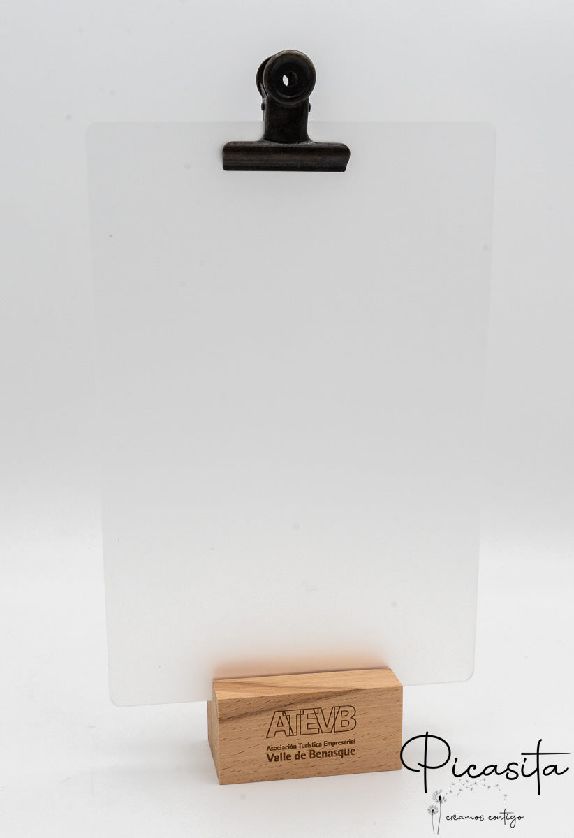 Tischaufsteller mit Buchenholzbasis, transparenten Acrylplatten und dunkler Metallklammer