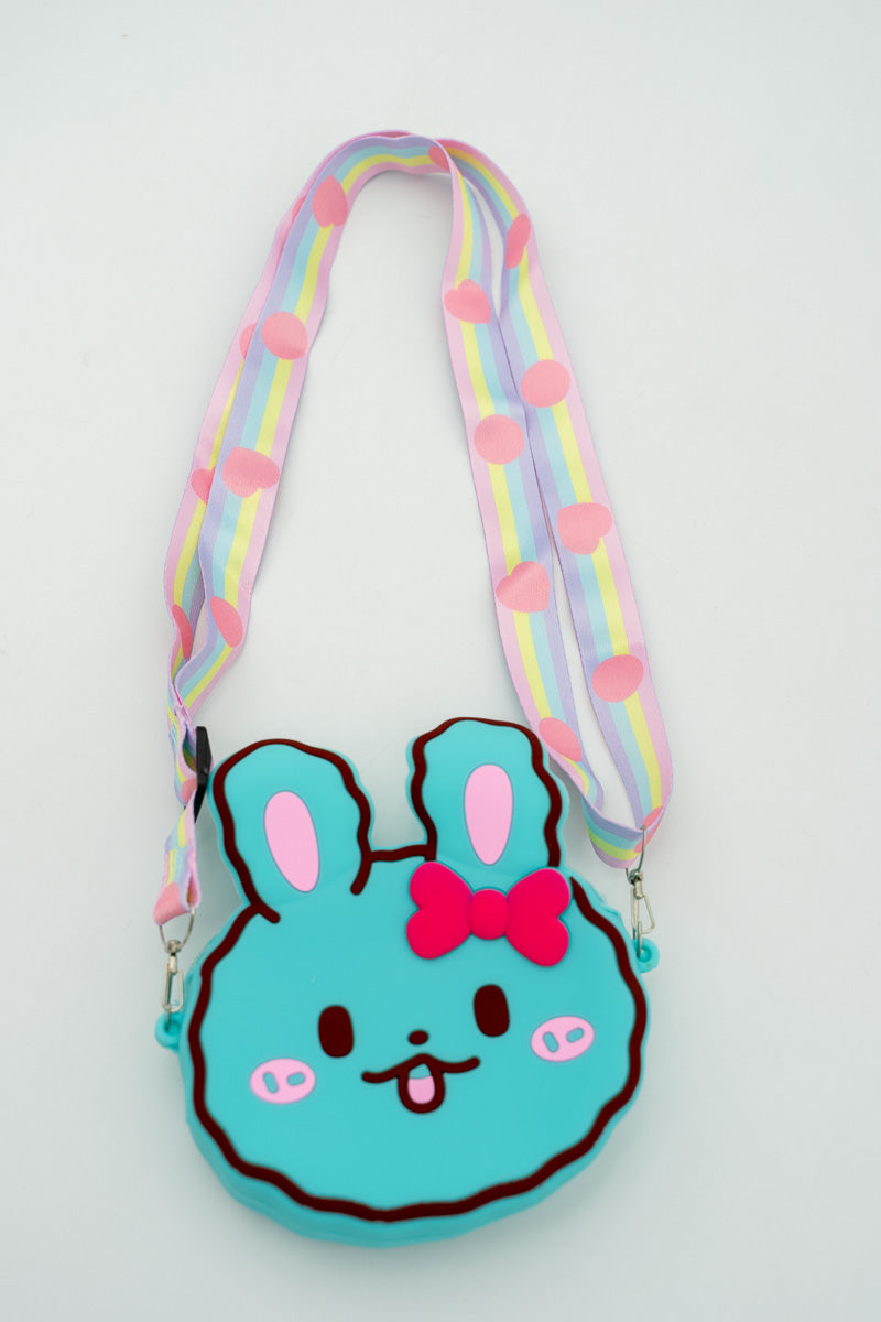 Bolso de conejo azul en silicona con cinta ajustable de colores pastel.