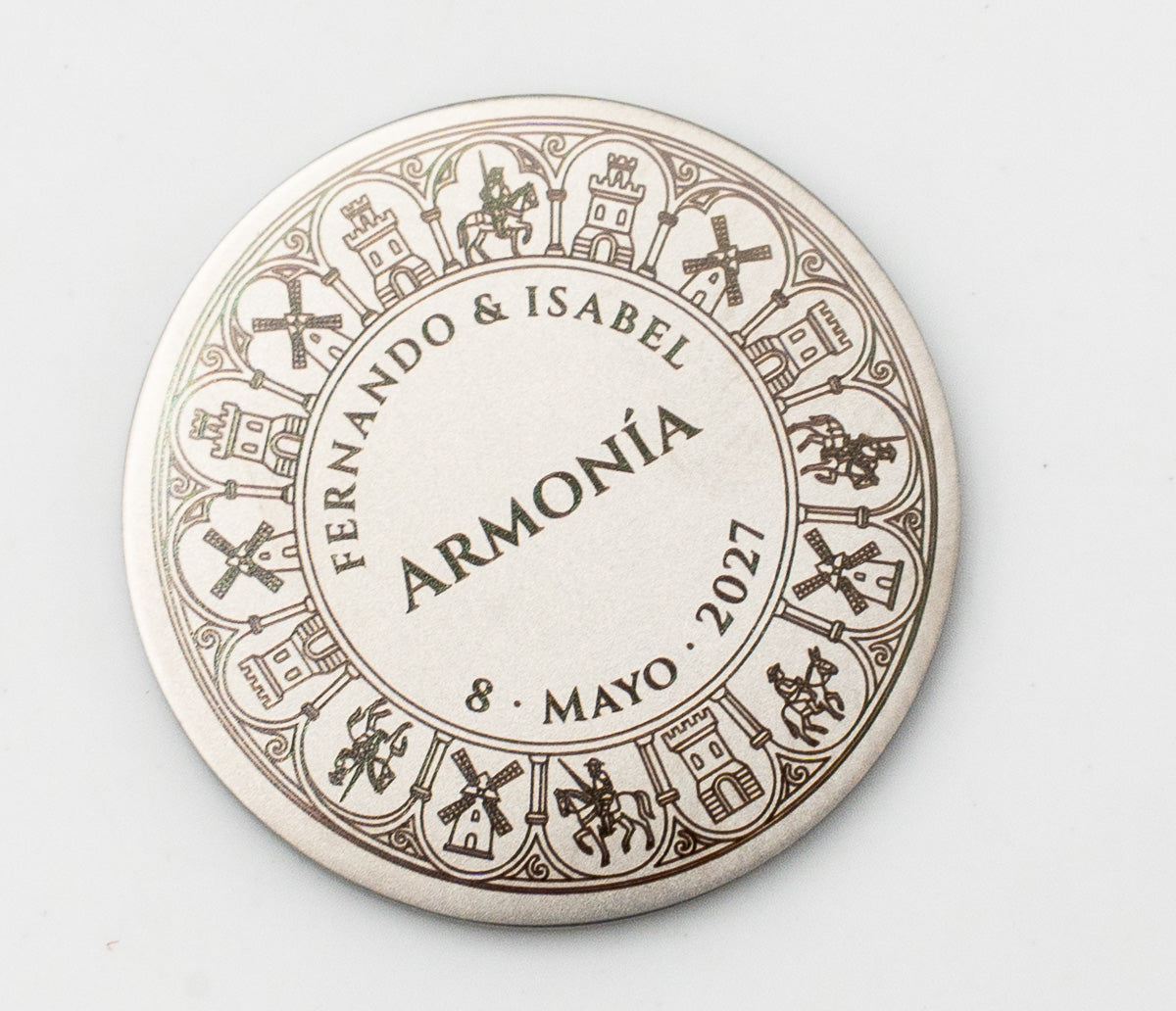 Moneda de acero con iconografía castellana de molinos y castillos para boda personalizada.