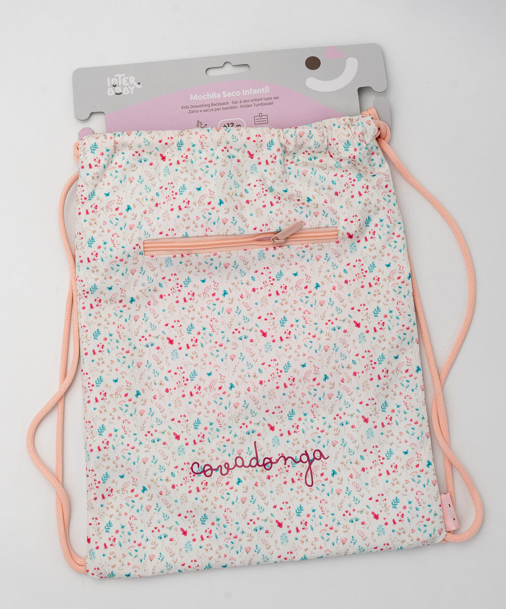 Mochila saco infantil rosa con estampado floral, cuerdas salmón, bolsillo exterior y nombre personalizado