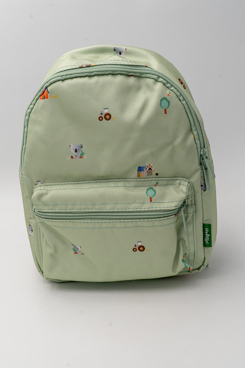 Mochila infantil verde de nylon vista de frente con estampado de motivos pequeños y bolsillo con cremallera