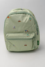 Mochila infantil verde de nylon vista de frente con estampado de motivos pequeños y bolsillo con cremallera