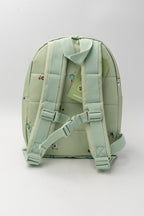 Parte trasera de la mochila infantil verde con dos tirantes ajustables y correa delantera con hebilla
