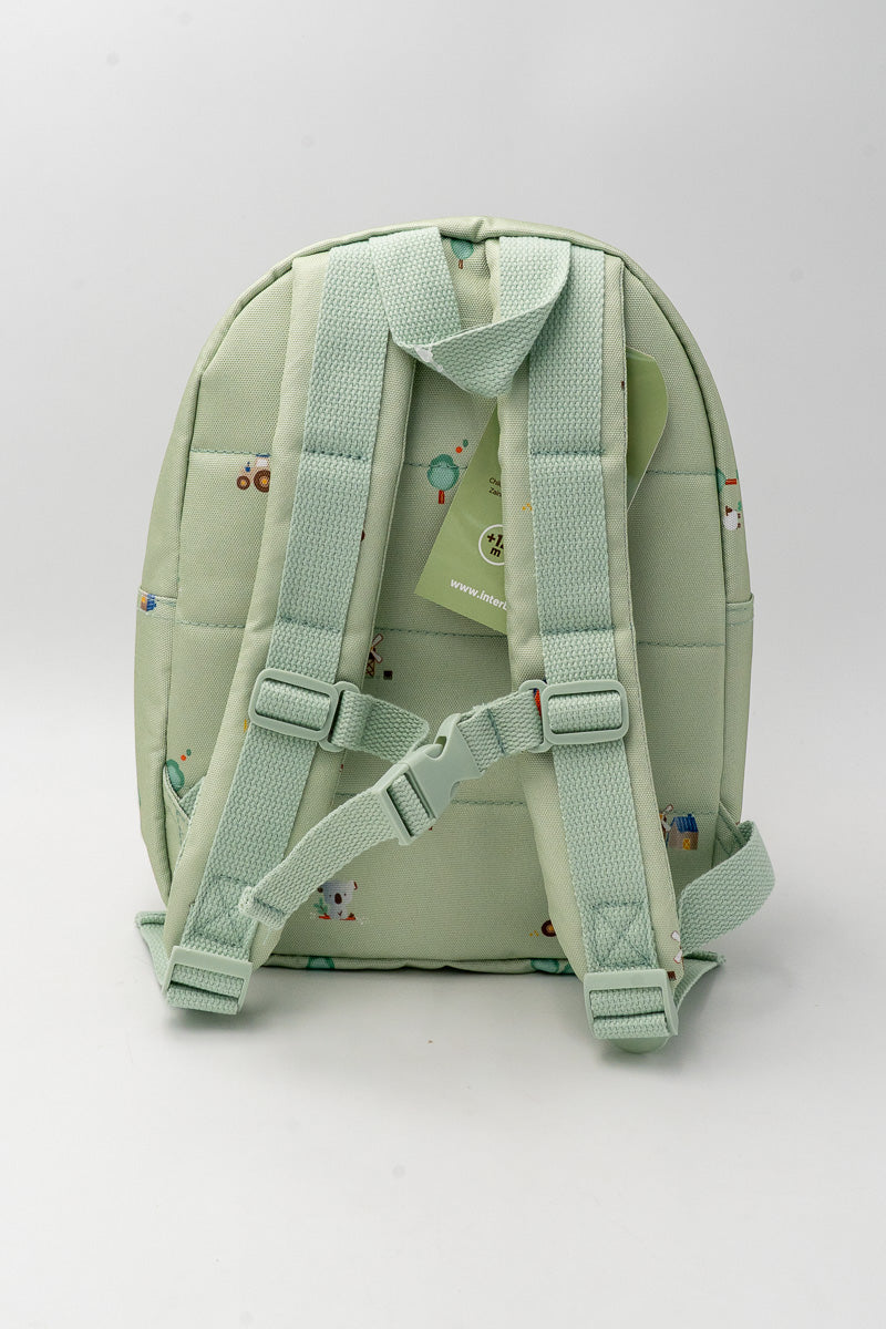Parte trasera de la mochila infantil verde con dos tirantes ajustables y correa delantera con hebilla