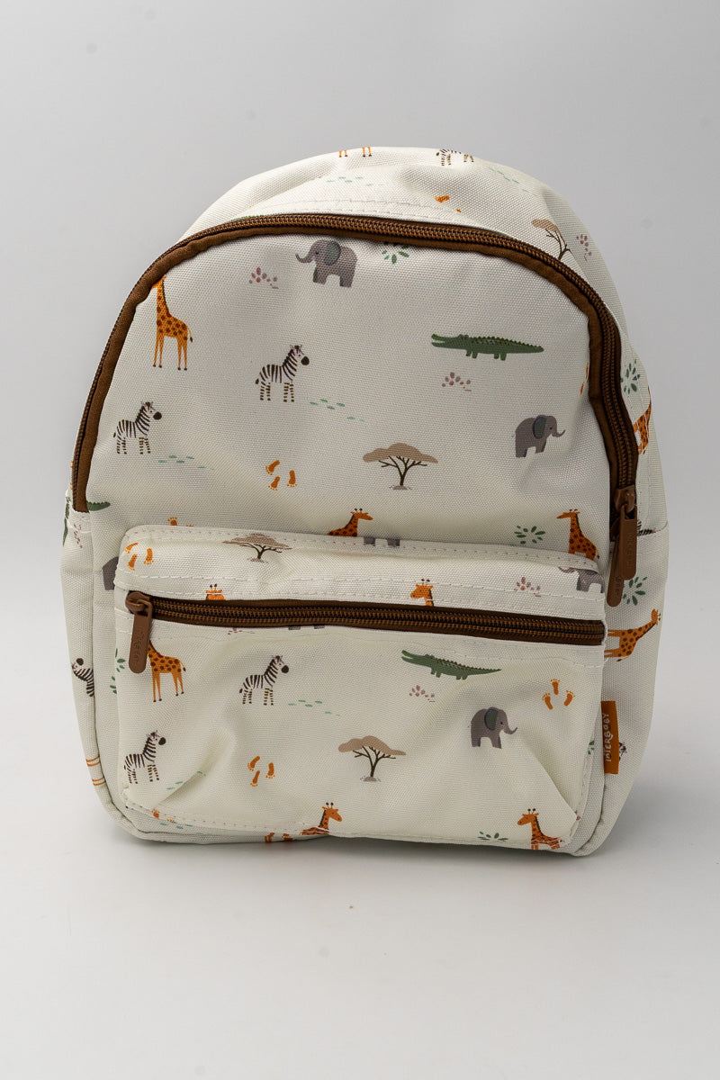 Mochila infantil blanca vista de frente con animales, detalles marrones y bolsillo exterior con cremallera