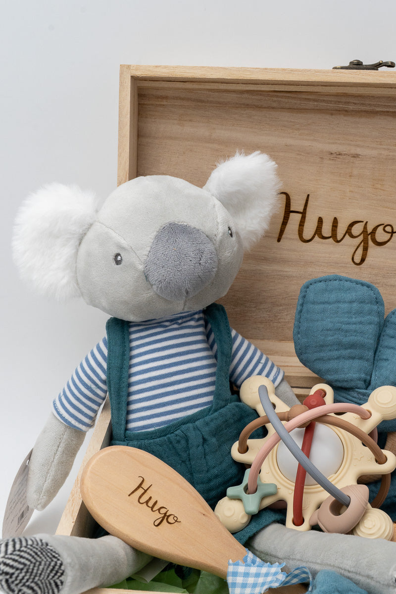 Detalle del koala y los accesorios del cofre azul personalizado