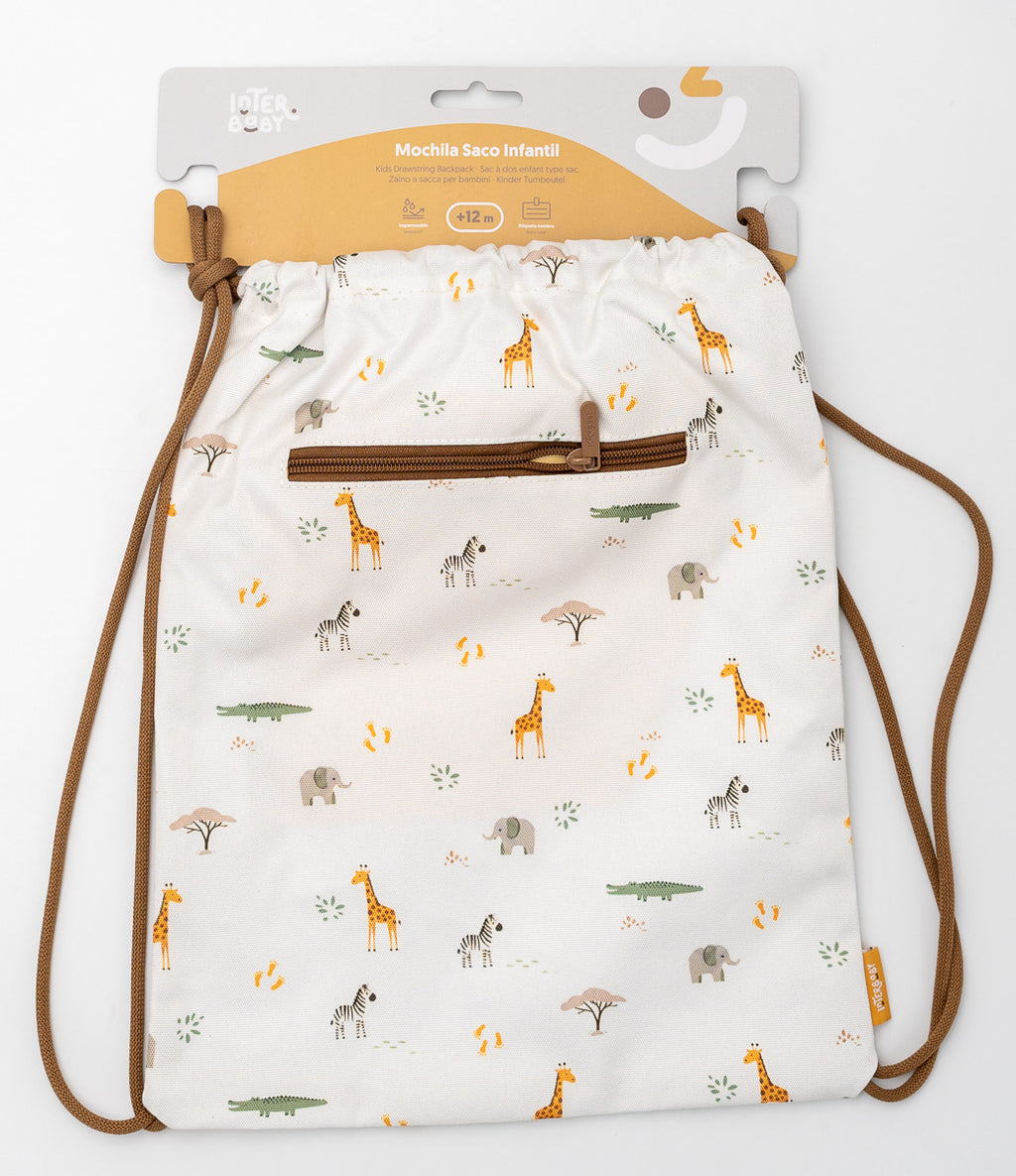 Mochila saco infantil blanca con animales de sabana, cuerdas marrones y bolsillo con cremallera