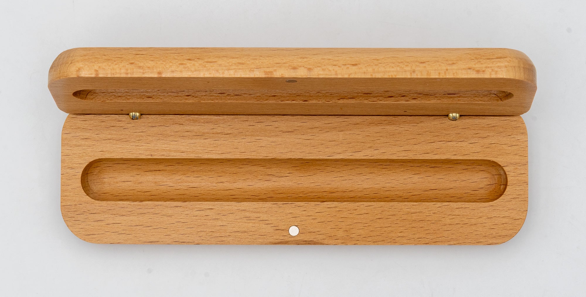 Estuche de madera de haya abierto con alojamiento alargado para un instrumento de escritura.