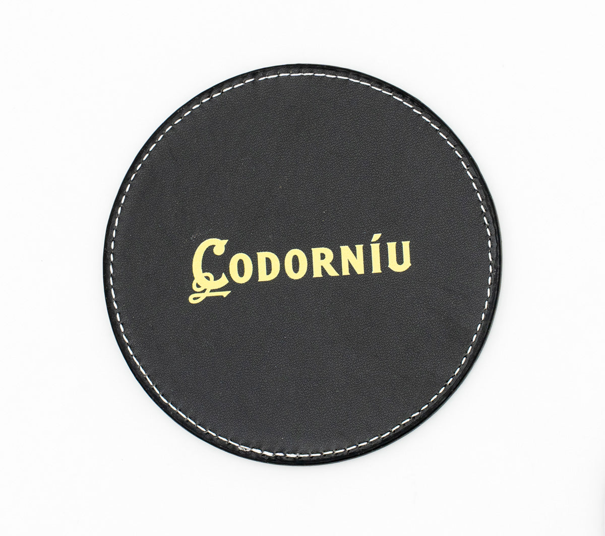 Runder schwarzer Untersetzer mit goldfarbenem Codorníu-Logo.