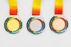 Medaillen mit unterteilten bunten Ringen um die Mitte, Modell 1.