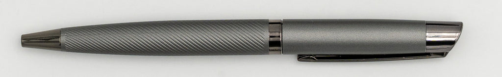 Grauer Metallkugelschreiber mit glattem Oberteil und diagonalen Linien auf dem Schaft.