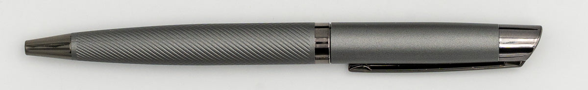 Grauer Metallkugelschreiber mit glattem Oberteil und diagonalen Linien auf dem Schaft.