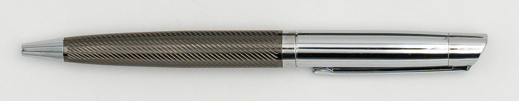 Silberner Metallkugelschreiber mit glänzendem Oberteil und Clip.