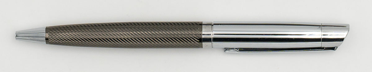 Silberner Metallkugelschreiber mit glänzendem Oberteil und Clip.