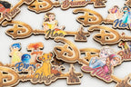 Detail der Disney-Schlüssel mit integrierten Namen und farbigen Figuren