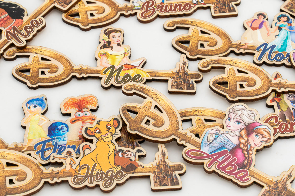 Detail der Disney-Schlüssel mit integrierten Namen und farbigen Figuren