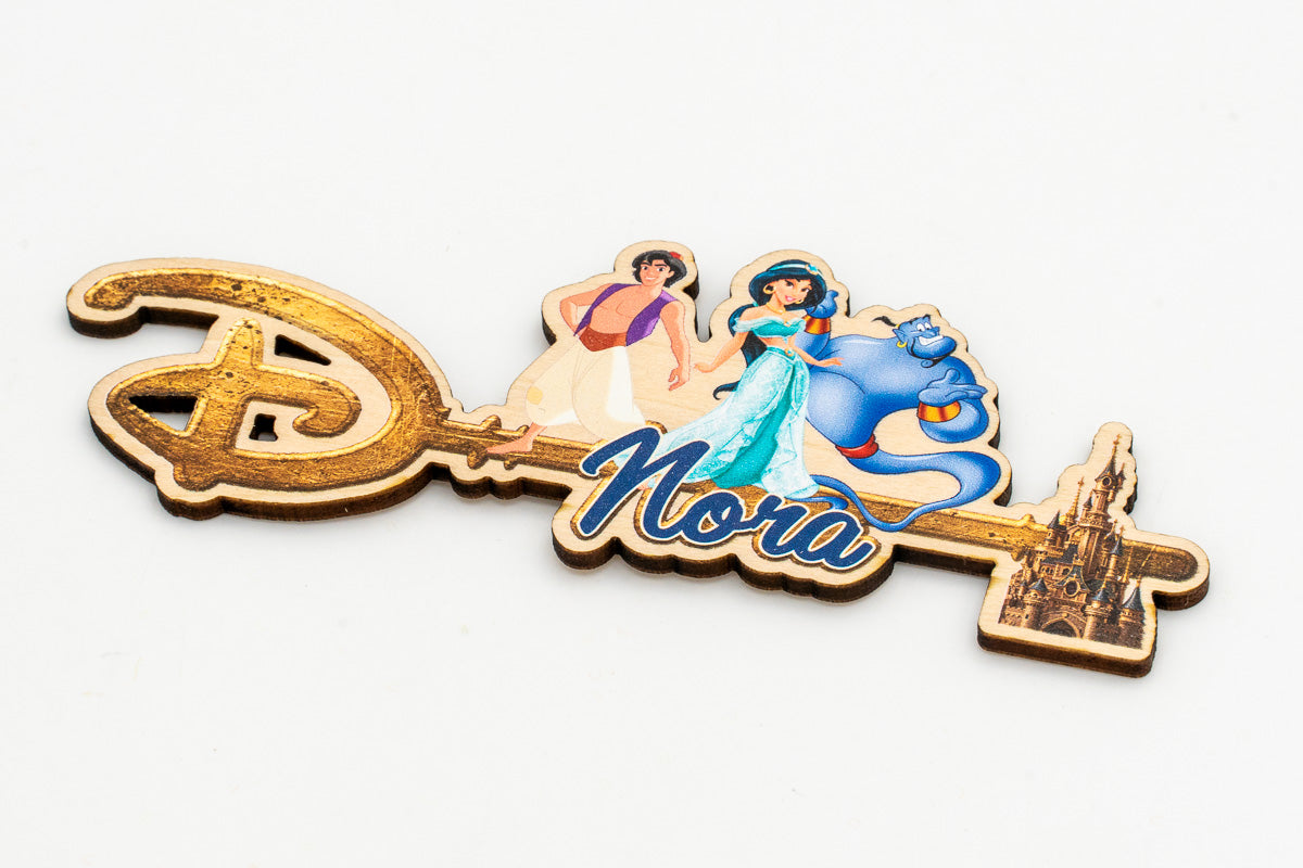 Detail eines Schlüssels mit personalisiertem Namen und Aladdin-Motiv
