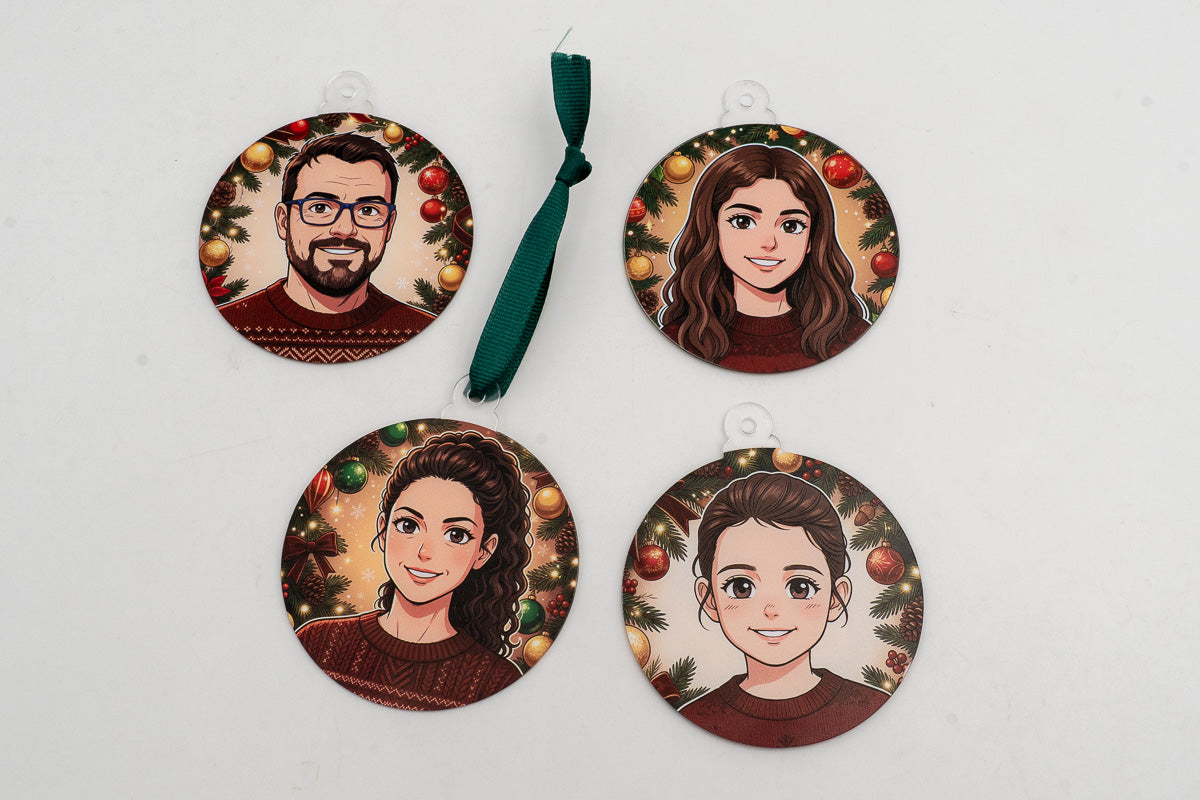 Vier transparente Anhänger mit Porträts im Manga-Stil und Weihnachtsdekoration.