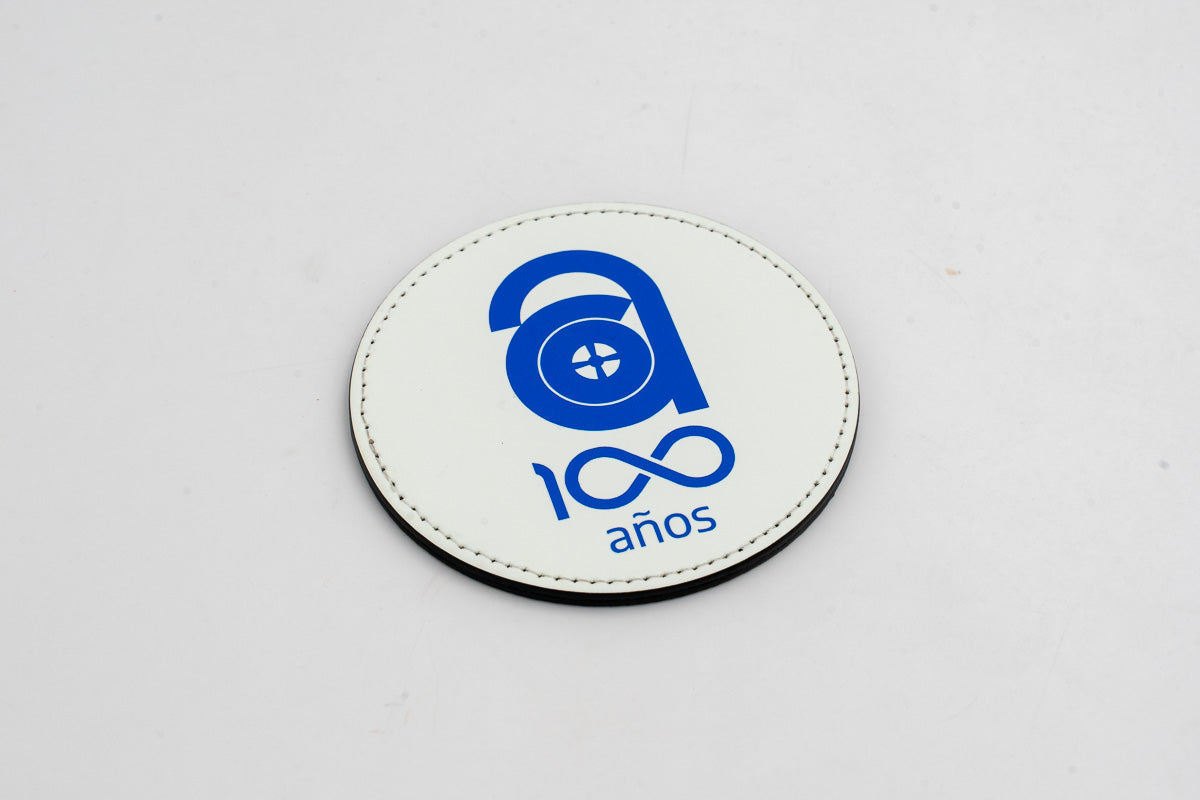 Runder weißer Untersetzer mit blauem Logo zum hundertjährigen Jubiläum.