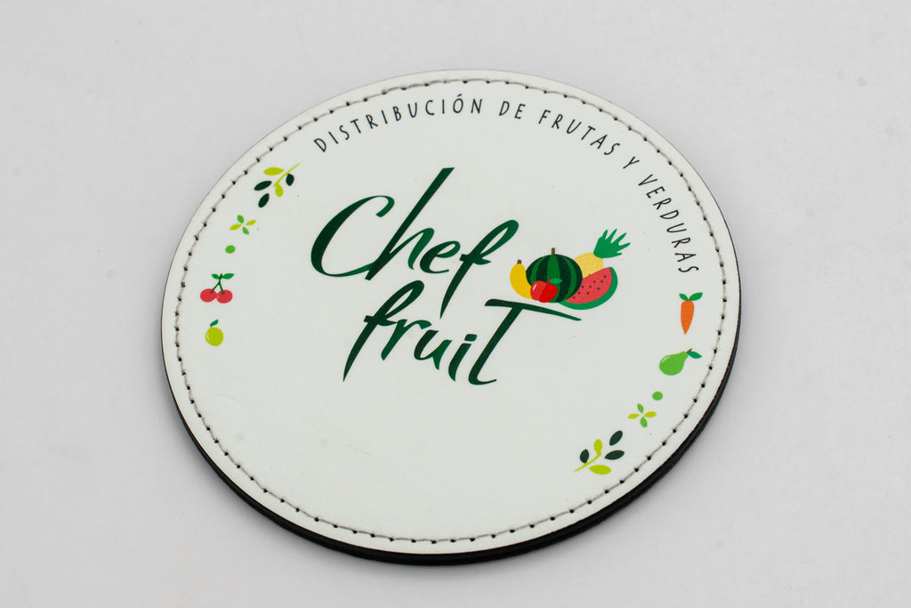 Runder weißer Untersetzer mit Chef-Fruit-Marke und farbigen Früchten.