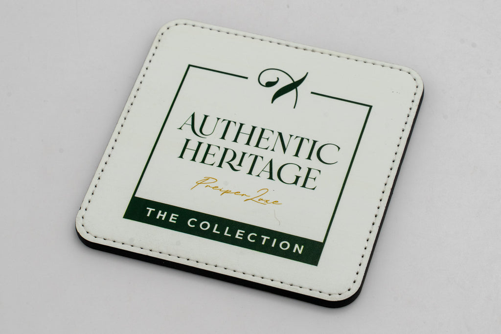 Quadratischer weißer Untersetzer mit grünem Authentic-Heritage-Logo.