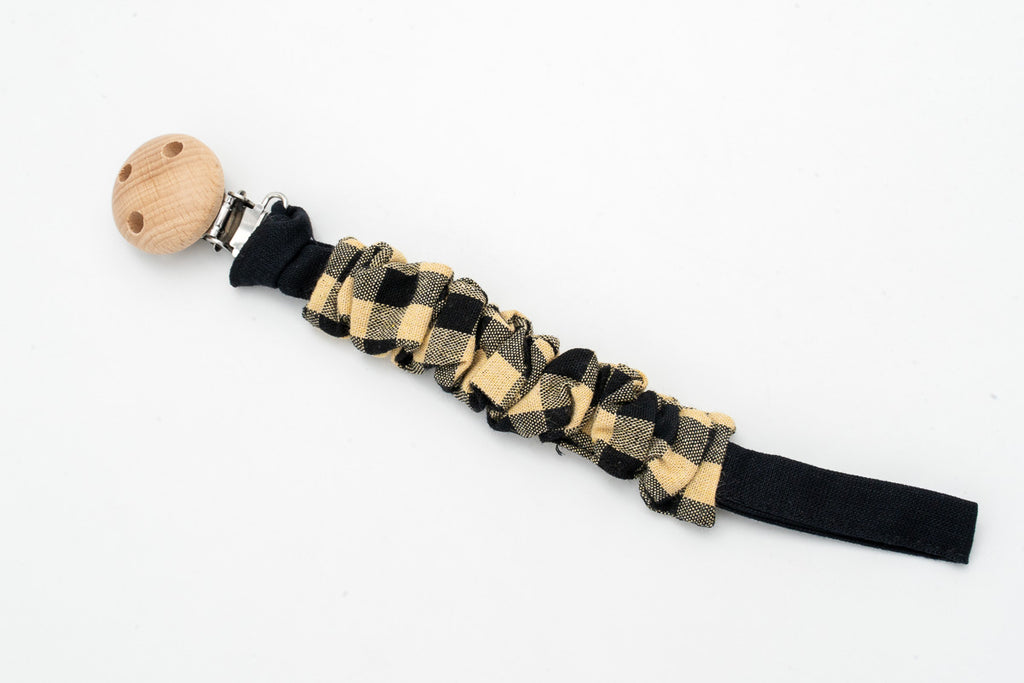 Gerafftes Schnullerband mit schwarzen und senfgelben Vichy-Karos und Holzclip