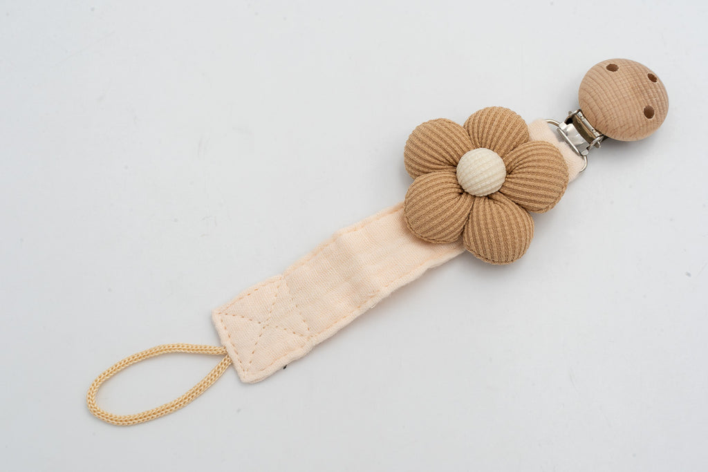 Schnullerband aus Stoff mit camelfarbener Blume, heller Mitte und Holzclip