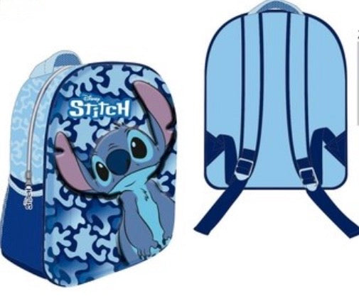 Mochila infantil azul de Stitch con estampado de camuflaje y tirantes acolchados regulables.
