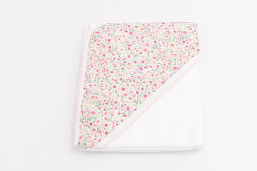 Rosa Pucktuch für Babys, gefaltet, mit Kapuze mit rosa Blumen und rosa Spitzenborte.