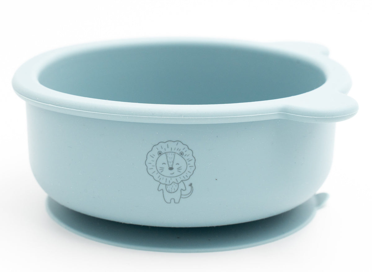 Bol de silicona osito azul con un león grabado en el lado opuesto al nombre