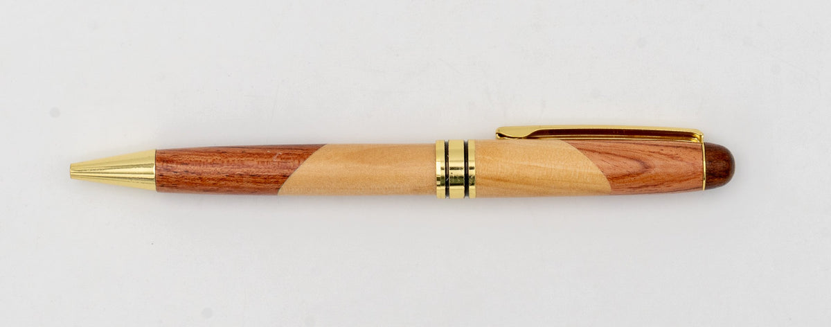 Zweifarbiger Holzkugelschreiber mit diagonalen Verbindungen und goldfarbenen Details.