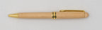 Heller Holzkugelschreiber ohne Kappe mit goldfarbener Spitze, goldfarbenem Clip und schwarzen Ringen.