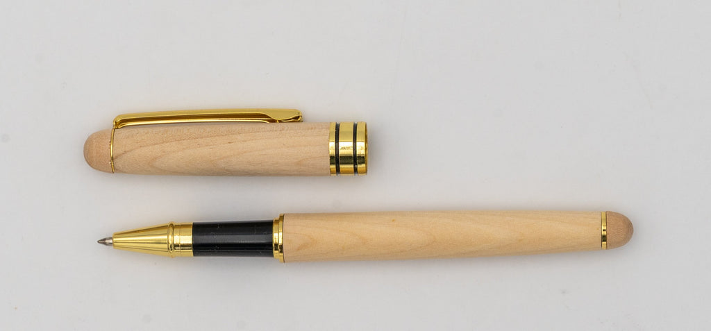 Heller Holzkugelschreiber mit abgenommener Kappe, goldfarbenem Clip und schwarzem Griffbereich.