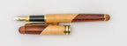 Zweifarbiger Holzfüllfederhalter mit abgenommener Kappe und sichtbarer Feder.