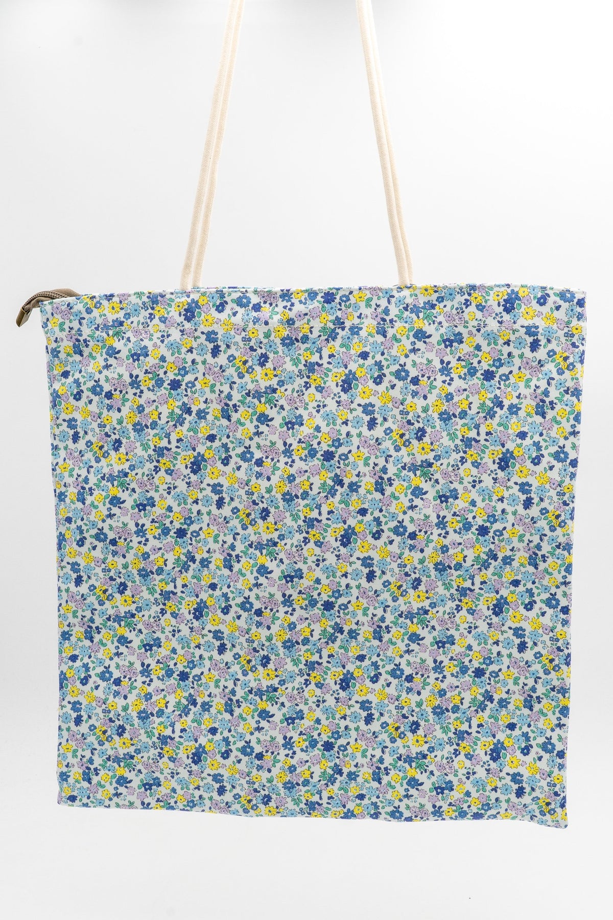 Baumwolltasche mit blau-weißem Blumenmuster und langen Seilgriffen