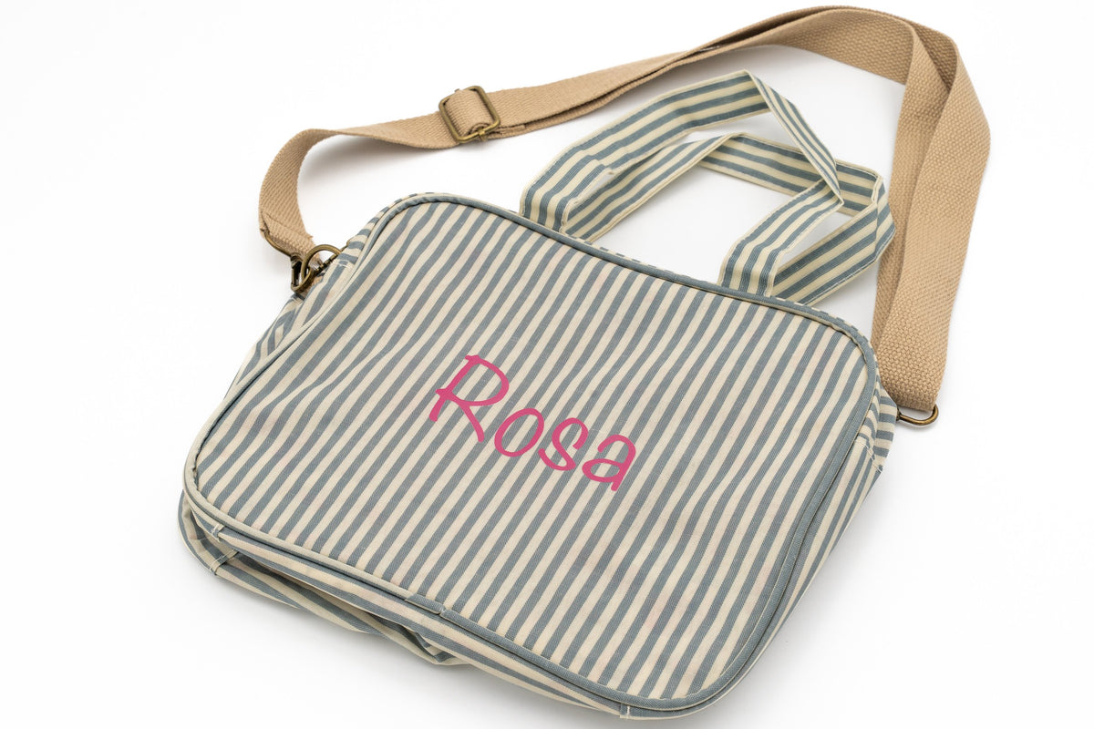 Wechselwäsche-Tasche mit grünen Streifen und dem Namen Rosa in rosa Vinyl