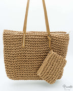 Bolso rectangular de fibra trenzada marrón con asas de cuero PU y mini neceser colgante.