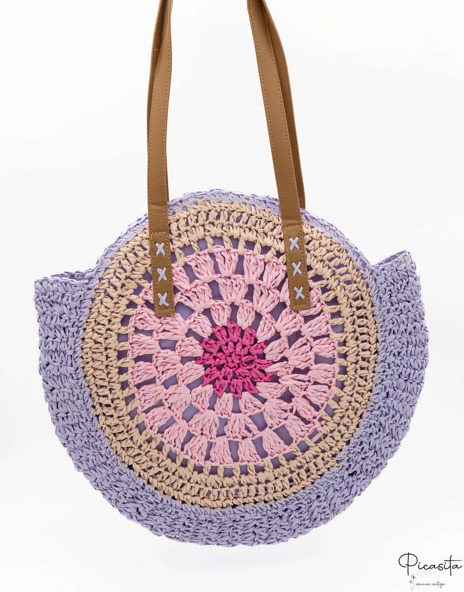 Bolso redondo de rafia tejida en tonos violeta y rosa con asas de cuero PU.