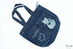 Bolso tote de tela vaquera azul oscuro con nombre María y dibujo de gato grabados a láser.